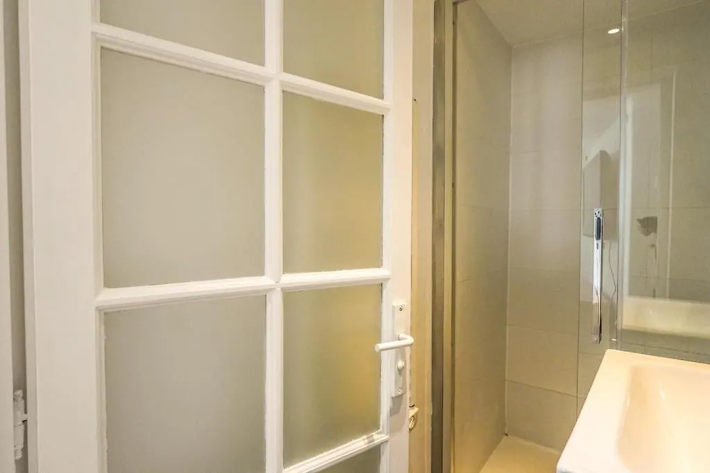 Sunny Notre Dame Apartment Paris