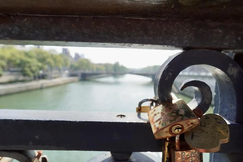Sunny Notre Dame Apartment *